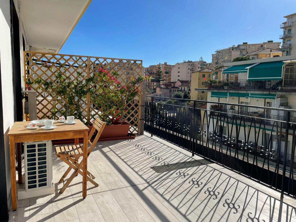 Wh - Cuore Home - Attico Monolocale Con Parcheggio Gratuito - 5 Minuti Dal Centro - Wifi San Remo Kültér fotó