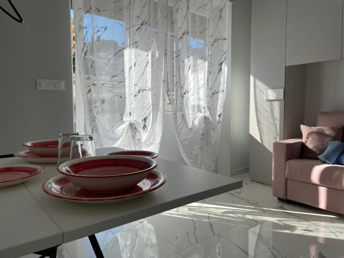 Wh - Cuore Home - Attico Monolocale Con Parcheggio Gratuito - 5 Minuti Dal Centro - Wifi San Remo Kültér fotó